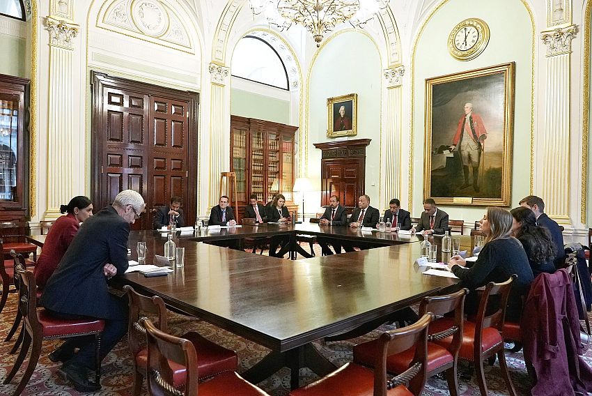 رئيس الوزراء بن مبارك  يلتقي في لندن عدد من مسؤولي المنظمات العاملة في اليمن