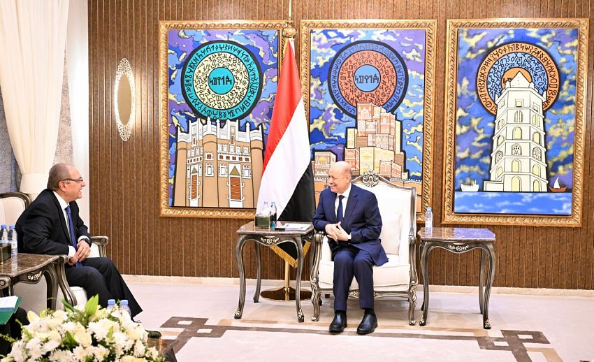 رئيس مجلس القيادة الرئاسي يستقبل سفير جمهورية مصر .